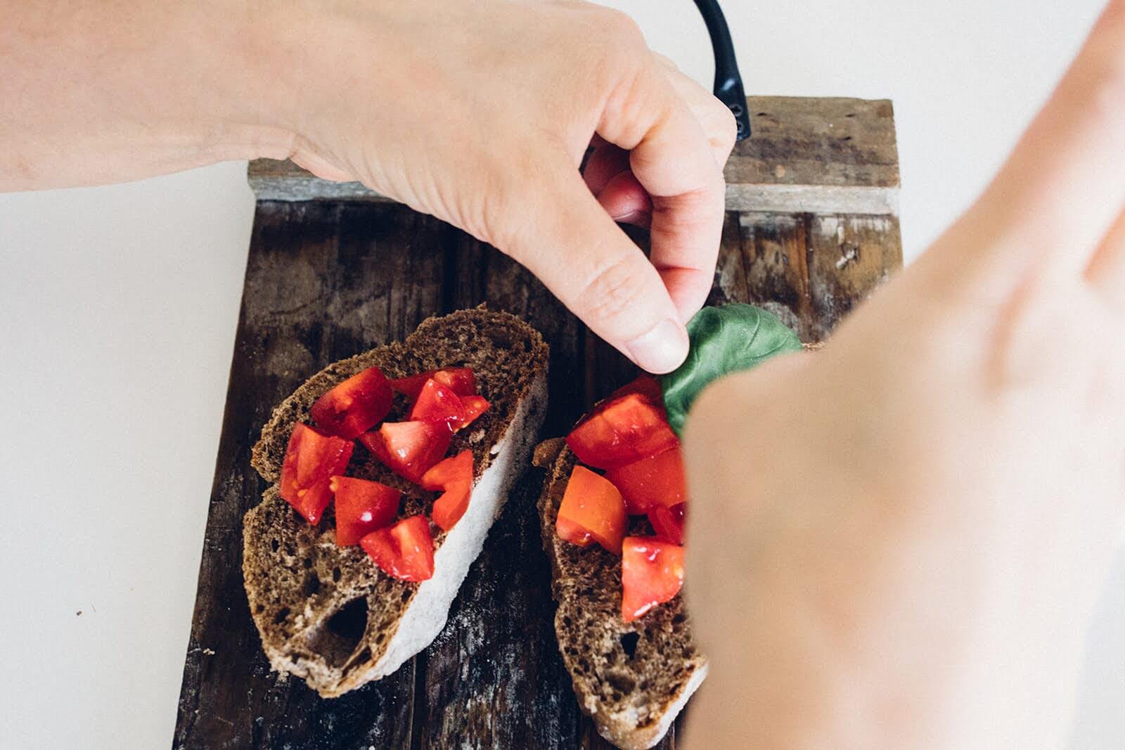 bruschette al pomodoro condite con olio monocultivar extravergine